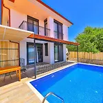 Villa Luxury Meri With Pool And Jakuzi In *